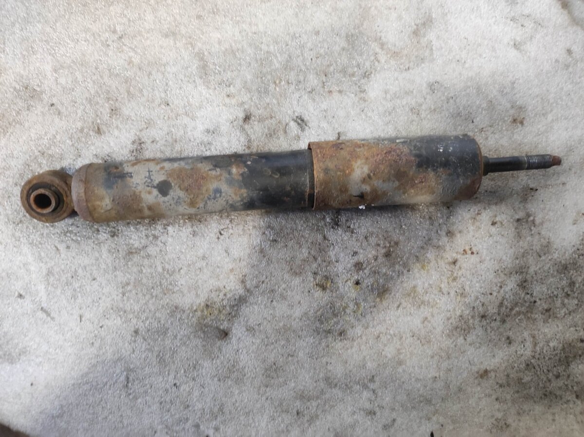 амортизатор задньої підвіски; амортизатори задні; амортизаційна стійка задня; задній амортизатор; підвіска амортизатора / аморт. стійки; стійка амортизатора задня; циліндр підвіски; амортизатор задній Hyundai Terracan HP (2001-2007) 55310H1150