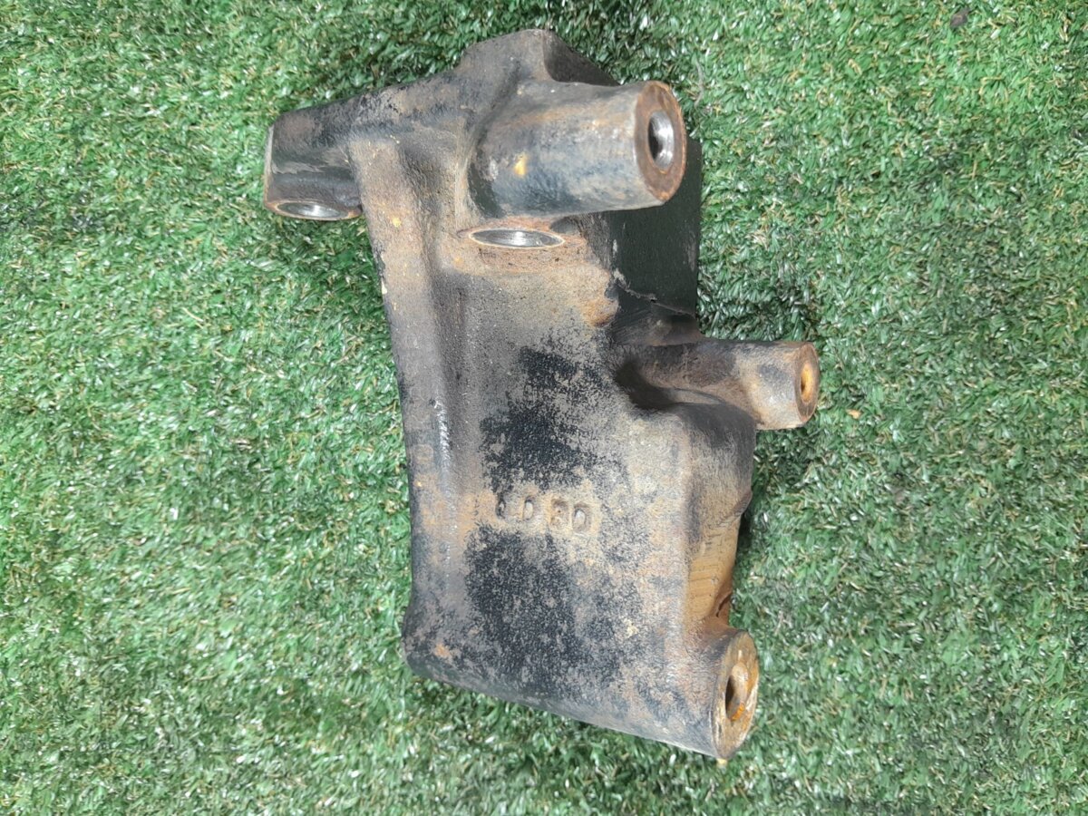 Кронштейн генератора Hyundai Terracan HP (2001-2007) 0K88R18371