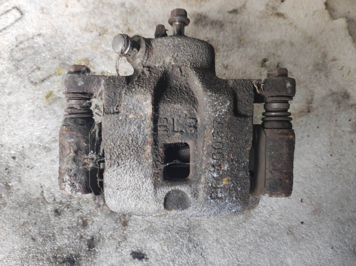 Супорт задній лівий Hyundai Terracan HP (2001-2007) 58310H1010