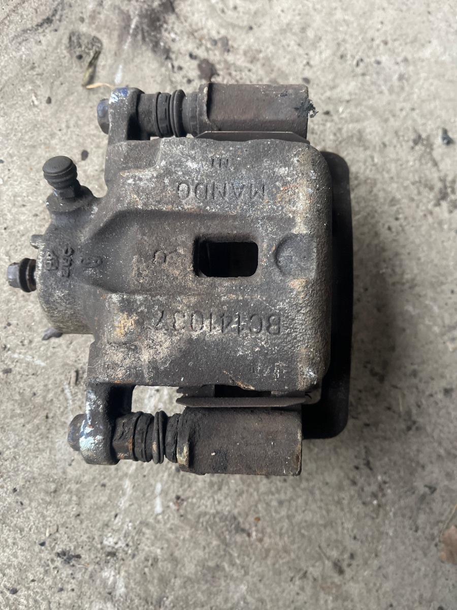 Супорт задній правий Hyundai Terracan HP (2001-2007) 58311H1A00 Вживаний