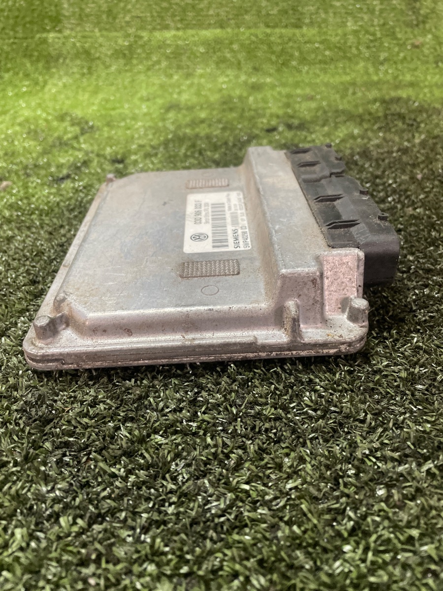 Блок керування двигуном Volkswagen Polo IV (хетчбек) 2001—2009 Інше Інше 03D906033F