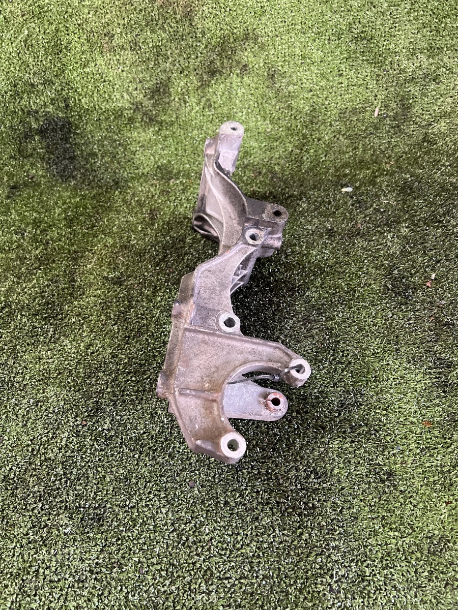 Кронштейн опори двигуна Інше Інше 071260089B