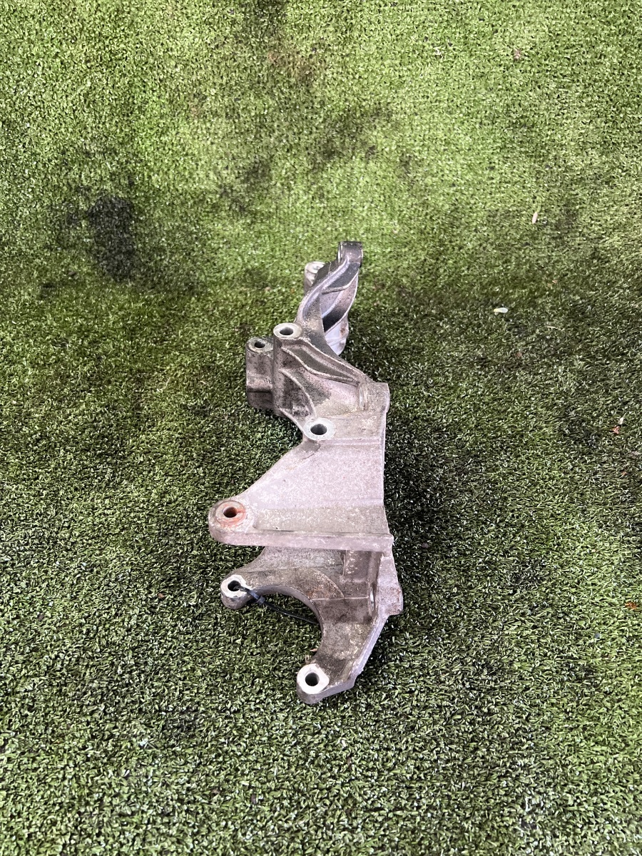 Кронштейн опори двигуна Інше Інше 071260089B