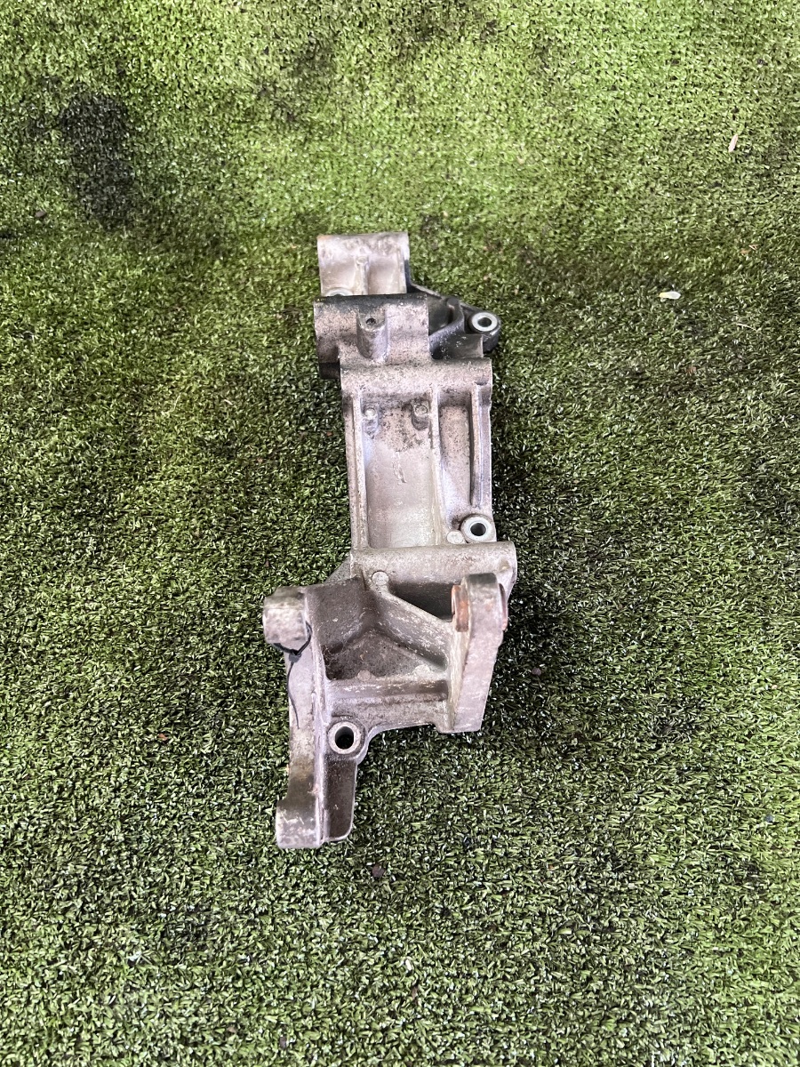 Кронштейн опори двигуна Інше Інше 071260089B