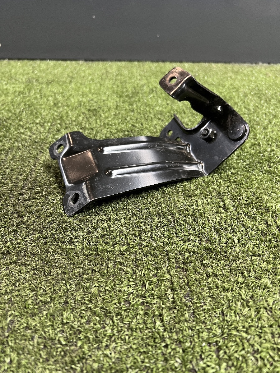 Кронштейн кріплення кришки двигуна Jeep Wrangler JL (2018-) 05281948AB