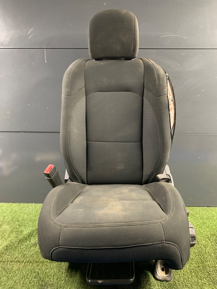 Сидіння переднє ліве (Дефект) Jeep Wrangler JL (2018-) 68294071AD