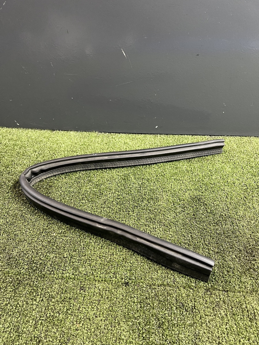 Ущільнення під капот Jeep Wrangler JL (2018-) 68271739AB