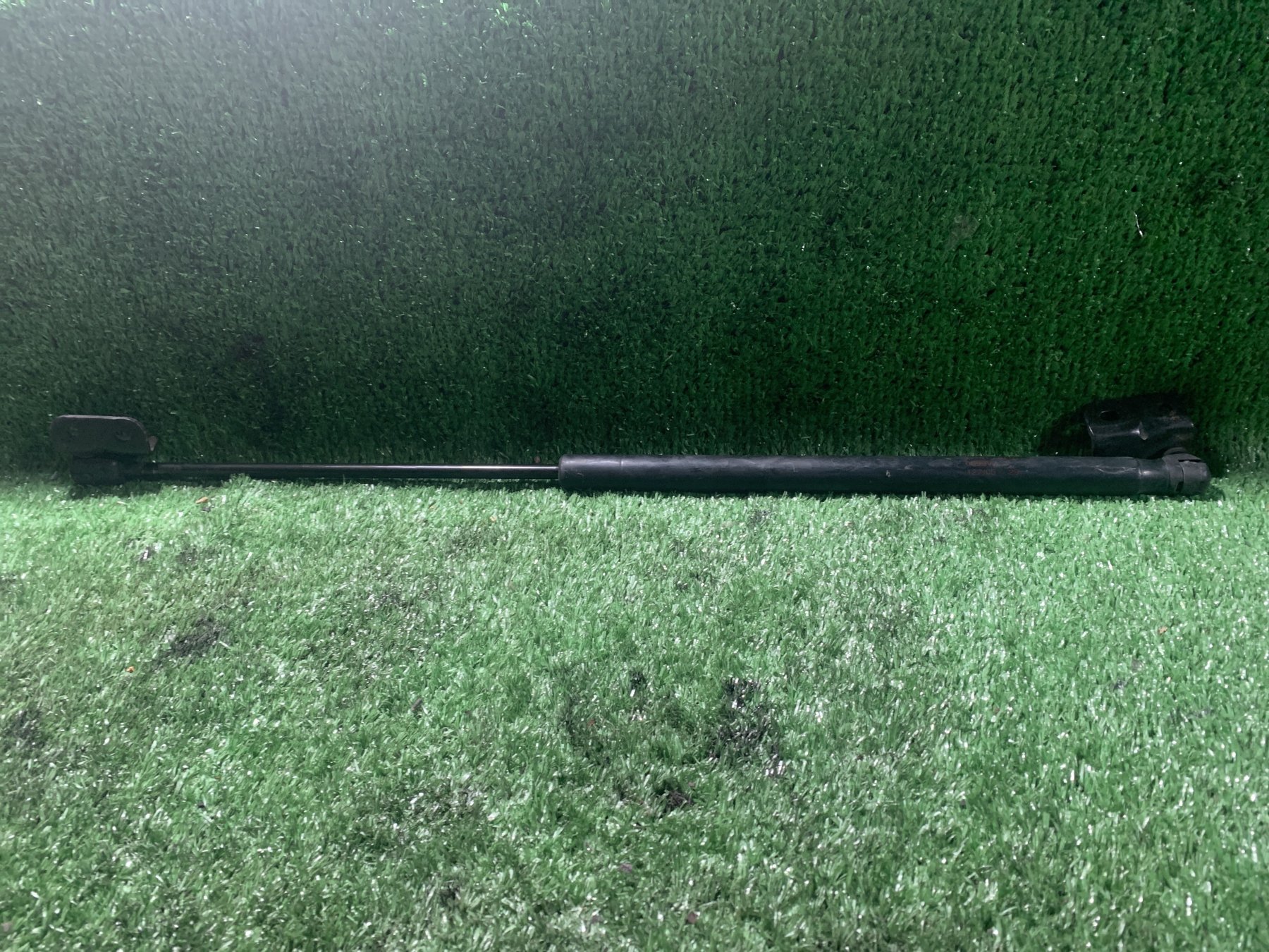 Амортизатор капота Kia Sorento JC (2002-2009) 811813E011