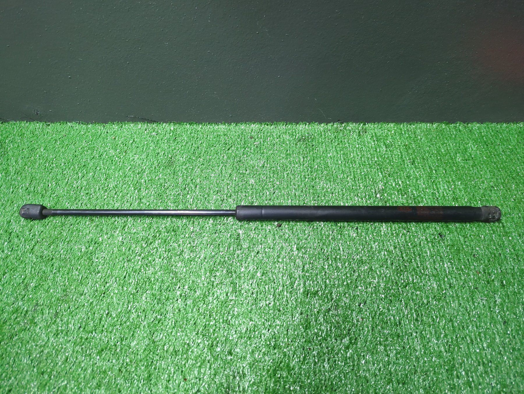 Амортизатор капота KIA Sorento JC (2002-2009) 811813E011