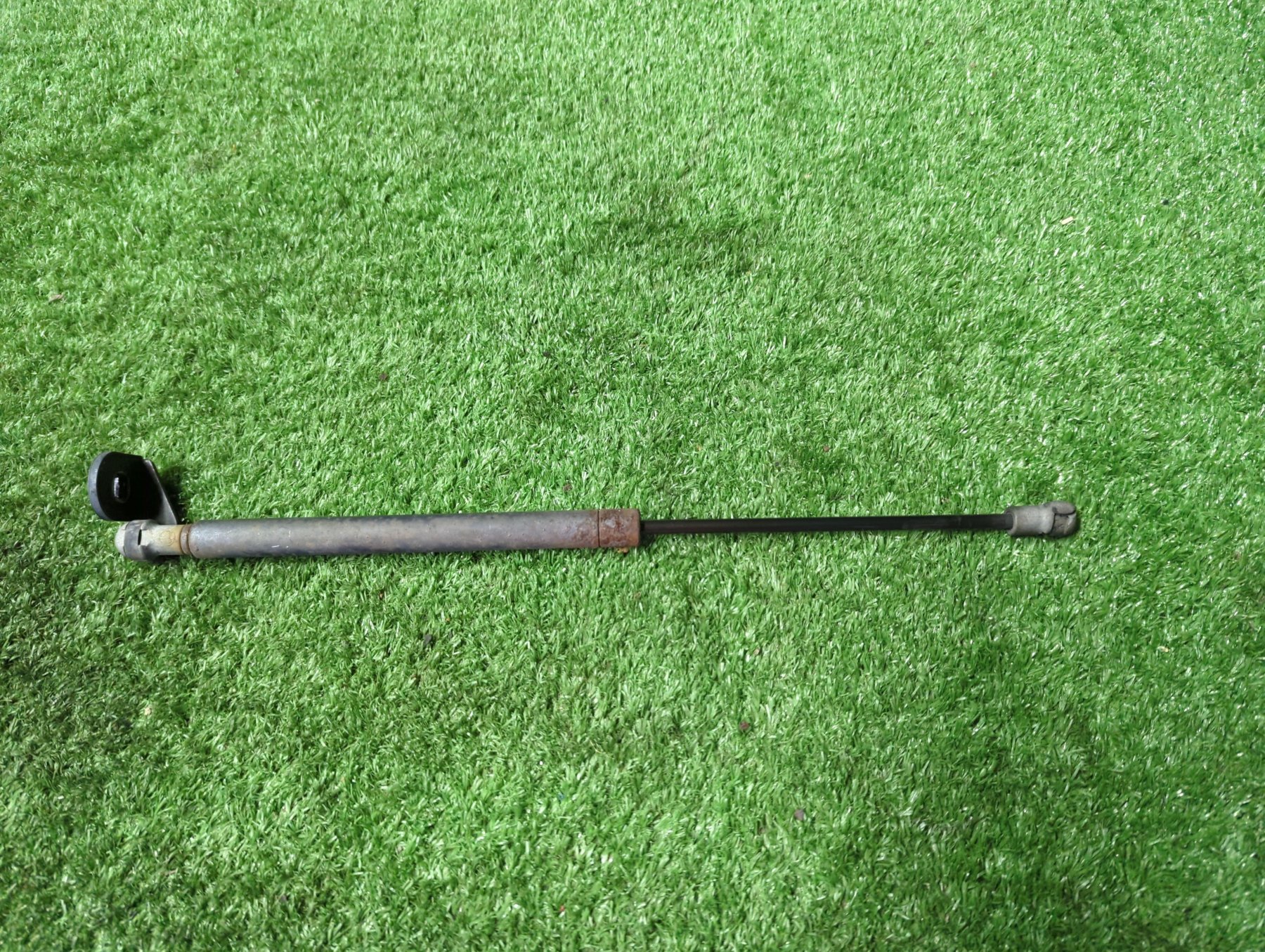 Амортизатор кришки багажника KIA Sorento JC (2002-2009) 817813E020