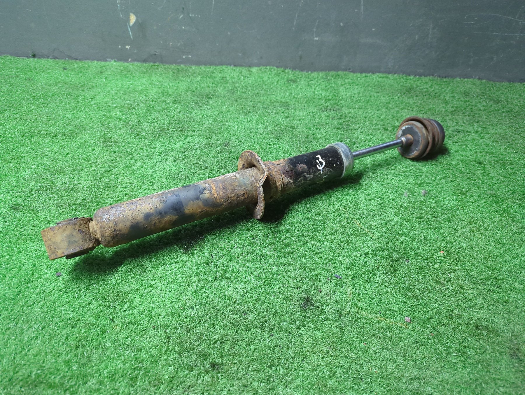 Амортизатор передній KIA Sorento JC (2002-2009) 546403E023