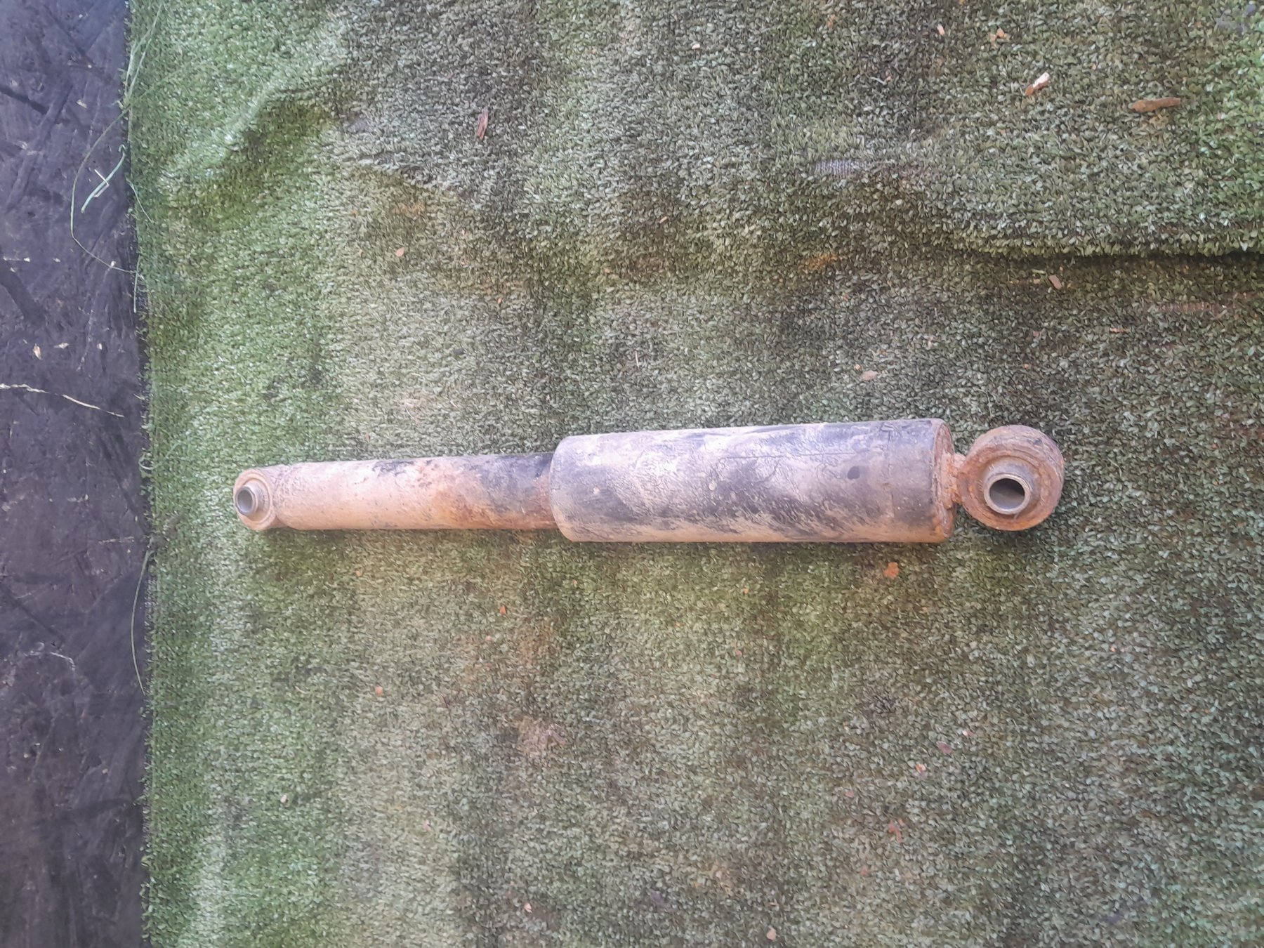 Амортизатор задній KIA Sorento JC (2002-2009) 553003E021