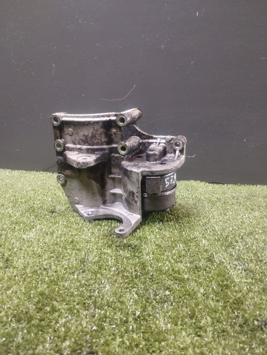 Кронштейн кріплення шківа натягувача ременя Kia Sorento JC (2002-2009) 252714A001