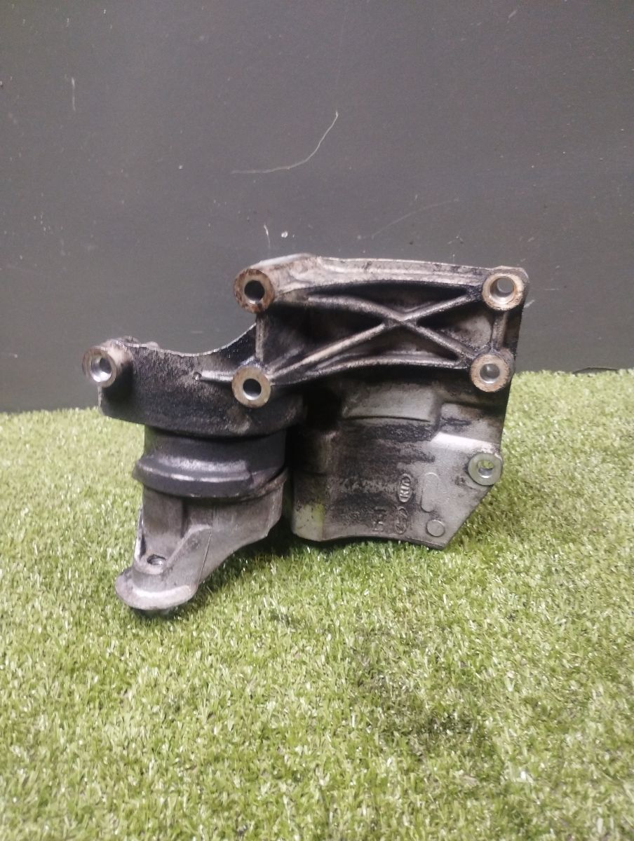 Кронштейн кріплення шківа натягувача ременя Kia Sorento JC (2002-2009) 252714A001