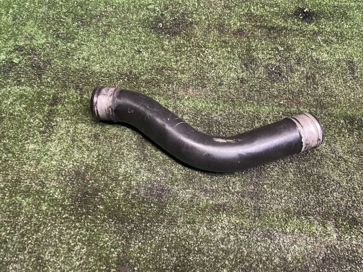 Патрубок інтеркулера від турбіни до радіатора KIA Sorento JC (2002-2009) 281654A160