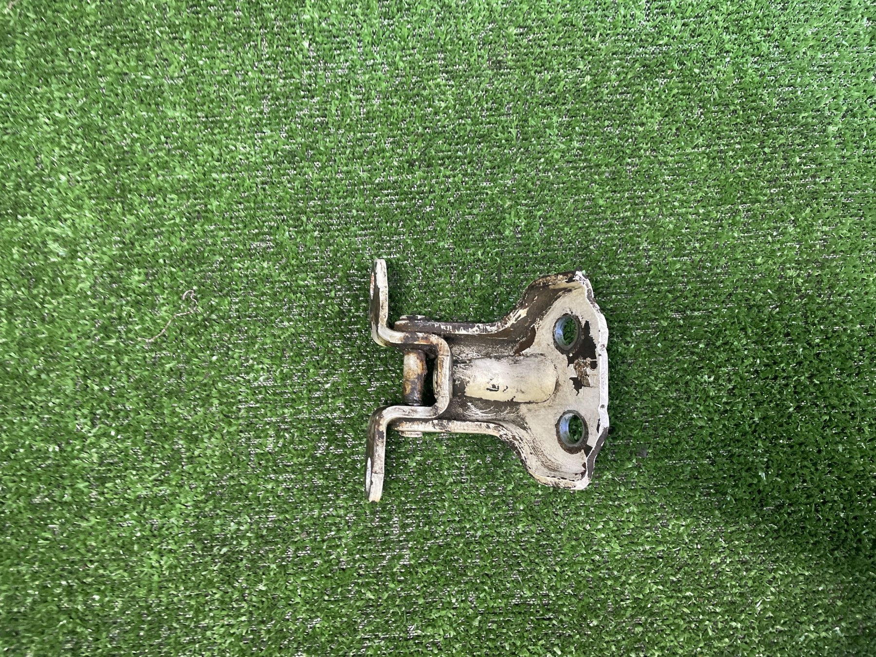 Петля дверей нижня задня ліва Kia Sorento JC (2002-2009) 793403E000