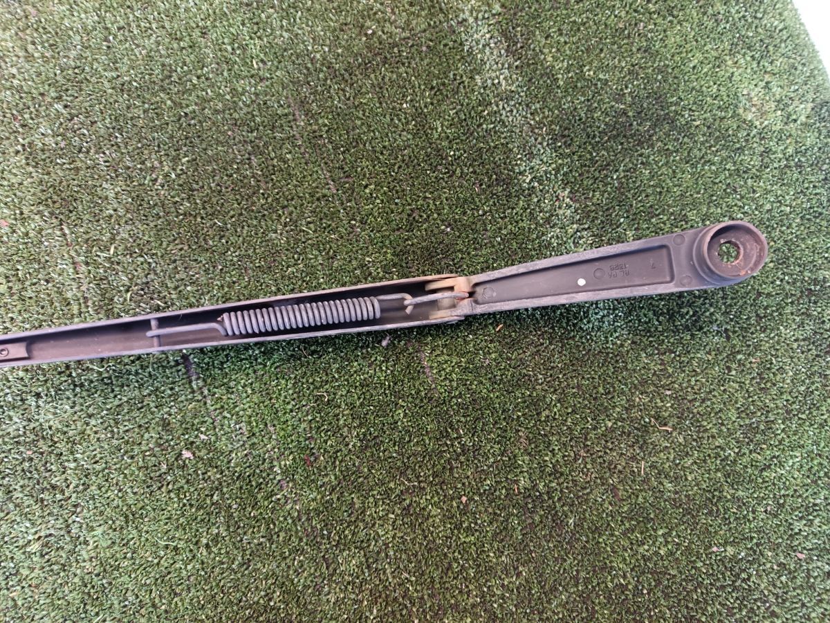 Повідок двірника правий Kia Sorento JC (2002-2009) 983203E000