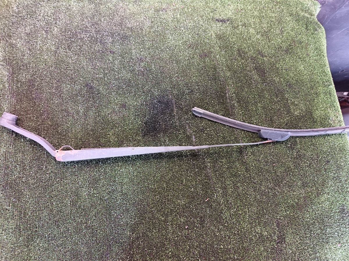 Повідок двірника правий Kia Sorento JC (2002-2009) 983203E000