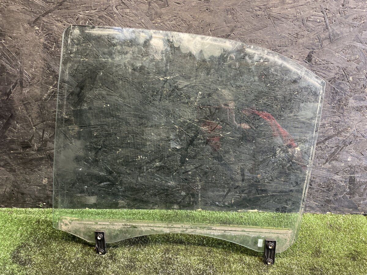 Скло дверей заднє ліве KIA Sorento JC (2002-2009) 834113E010