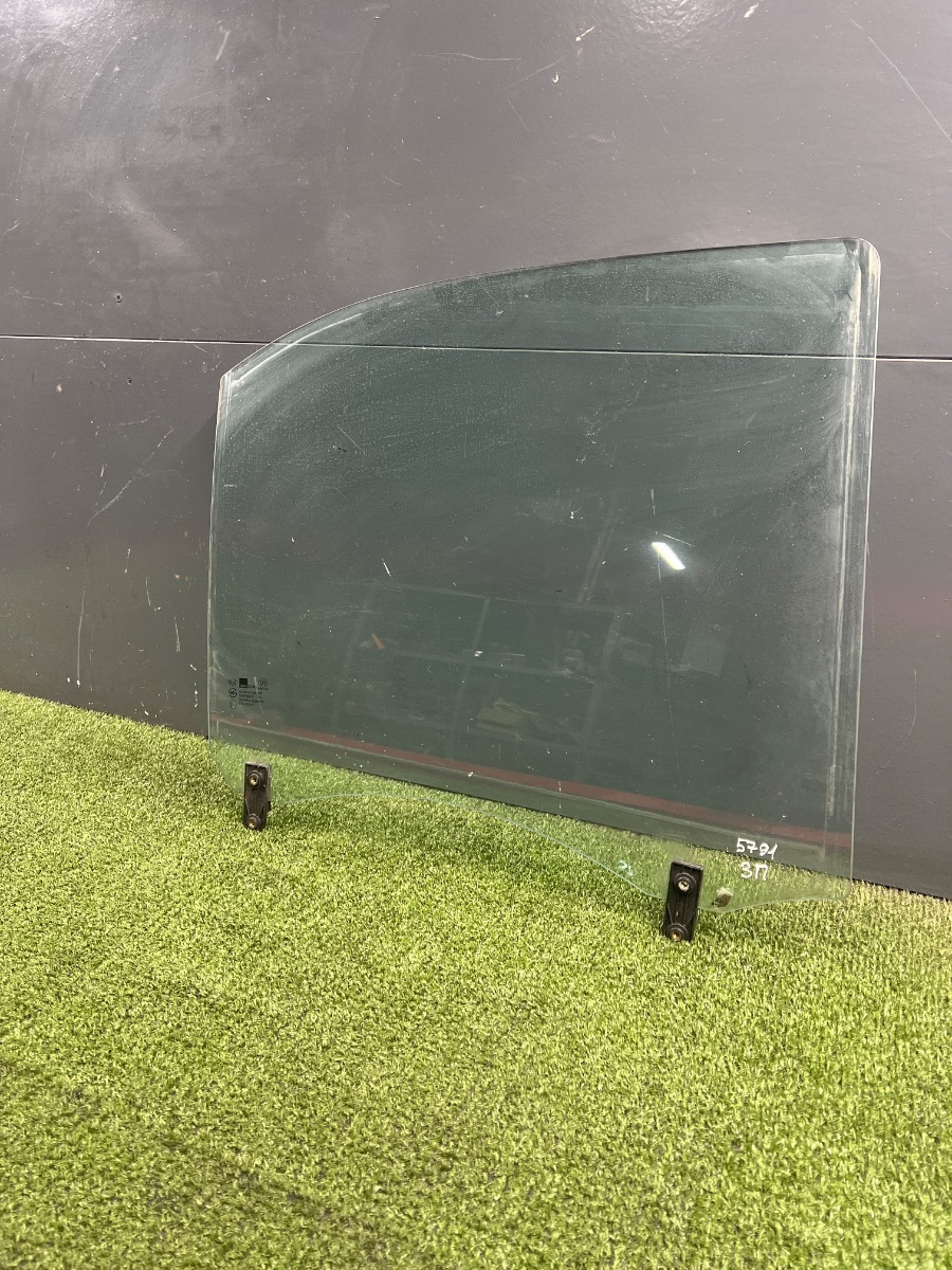 Скло дверей задніх правих Kia Sorento JC (2002-2009) 834213E010