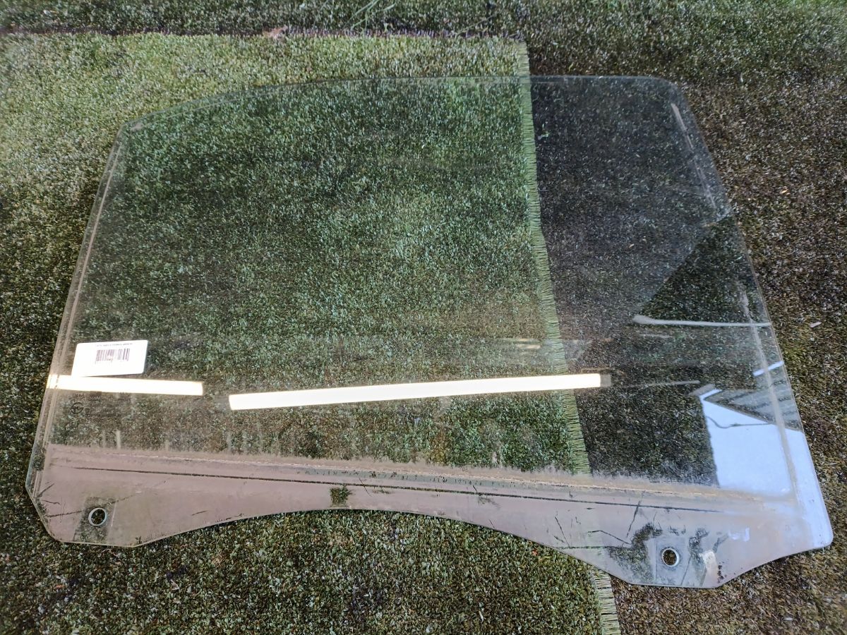 Скло заднє праве Kia Sorento JC (2002-2009) 834213E010