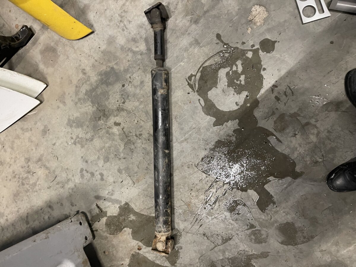 Вал карданний задній KIA Sorento JC (2002-2009) 491003E300