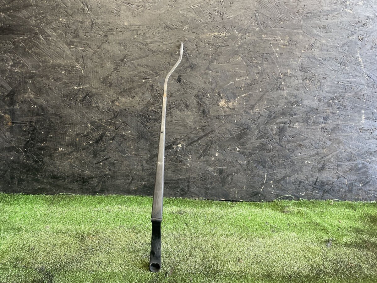 Важіль-повідець склоочисника лобового скла правий KIA Sorento JC (2002-2009) 983203E000