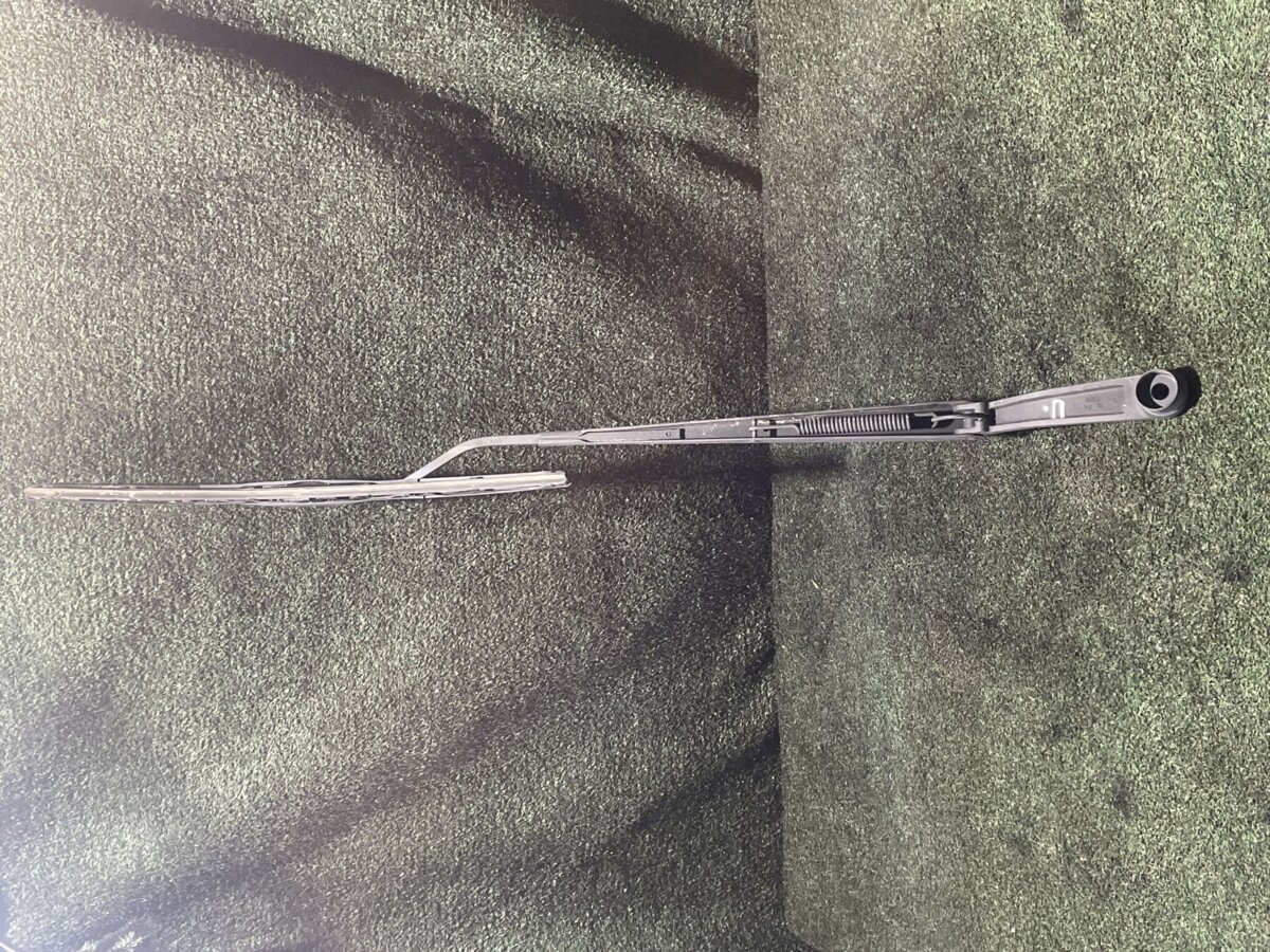 Важіль-повідець склоочисника лобового скла правий KIA Sorento JC (2002-2009) 983203E000