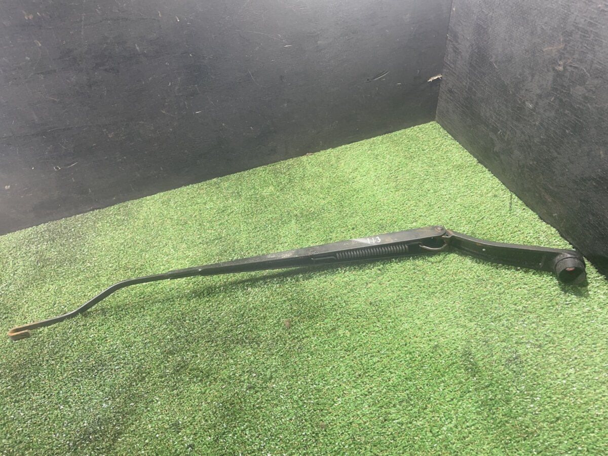 Важіль щітки склоочисника прав KIA Sorento JC (2002-2009) 983203E000