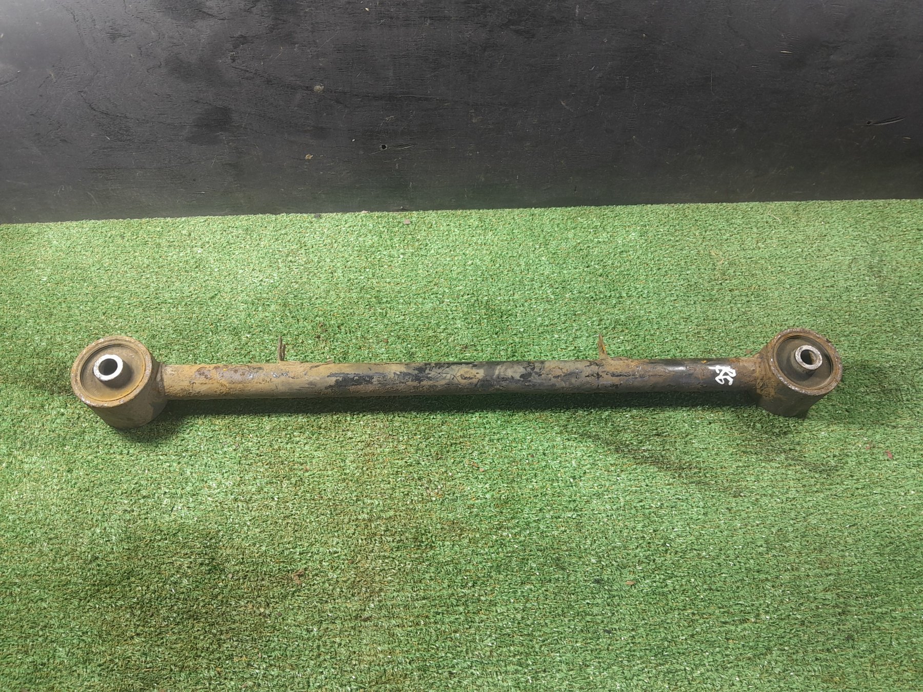 Важіль задньої підвіски продольний нижній KIA Sorento JC (2002-2009) 552303E102