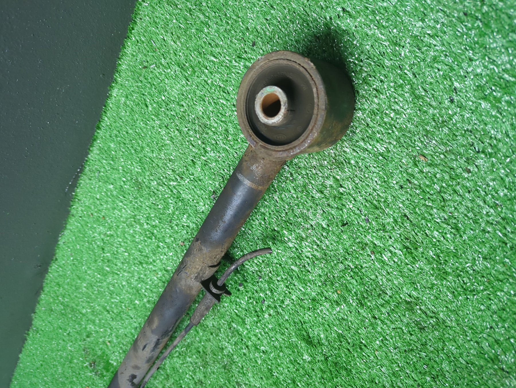 Важіль/тяга задньої підвіски подовжній нижній, лівий/правий KIA Sorento JC (2002-2009) 552303E101