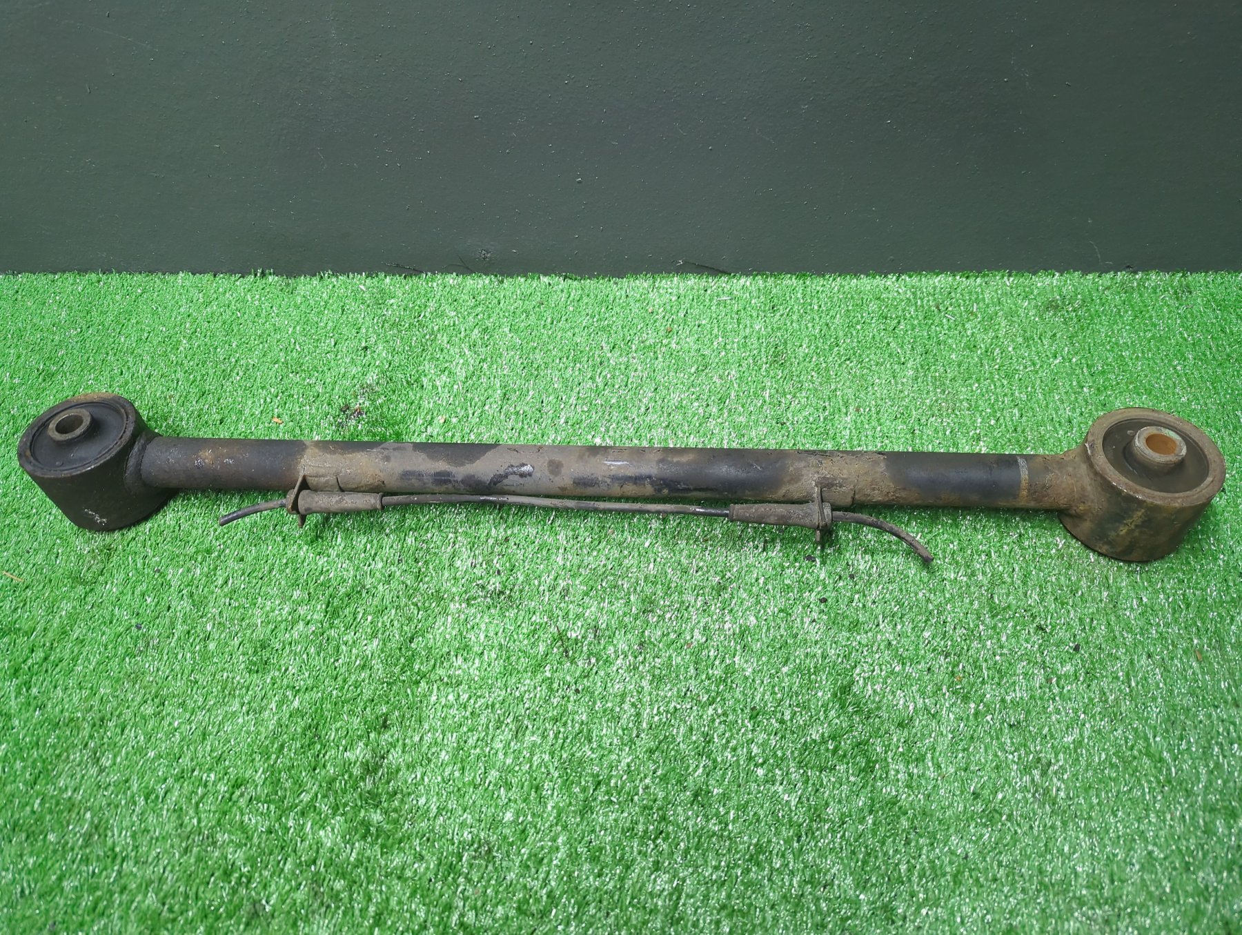 Важіль/тяга задньої підвіски подовжній нижній, лівий/правий KIA Sorento JC (2002-2009) 552303E101