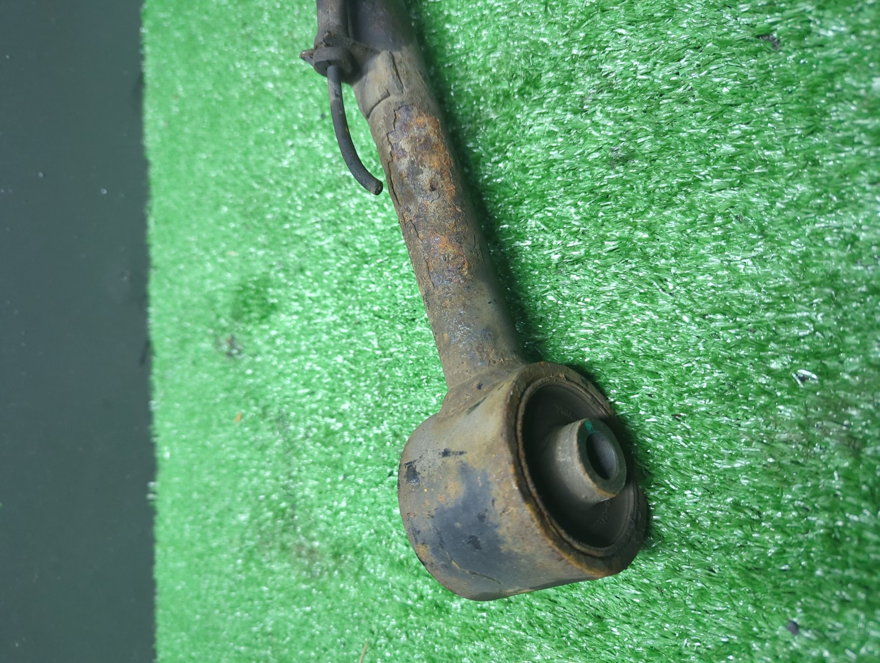 Важіль/тяга задньої підвіски подовжній нижній, лівий/правий KIA Sorento JC (2002-2009) 552303E101