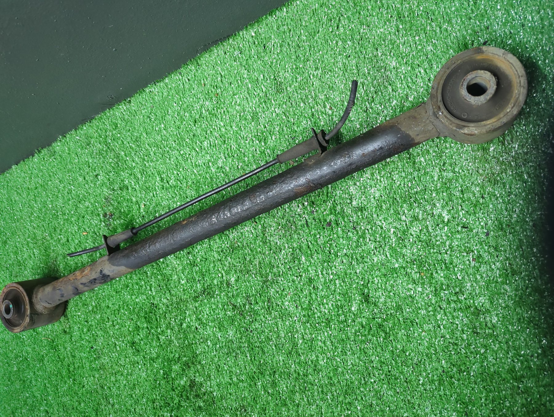 Важіль/тяга задньої підвіски подовжній нижній, лівий/правий KIA Sorento JC (2002-2009) 552303E101