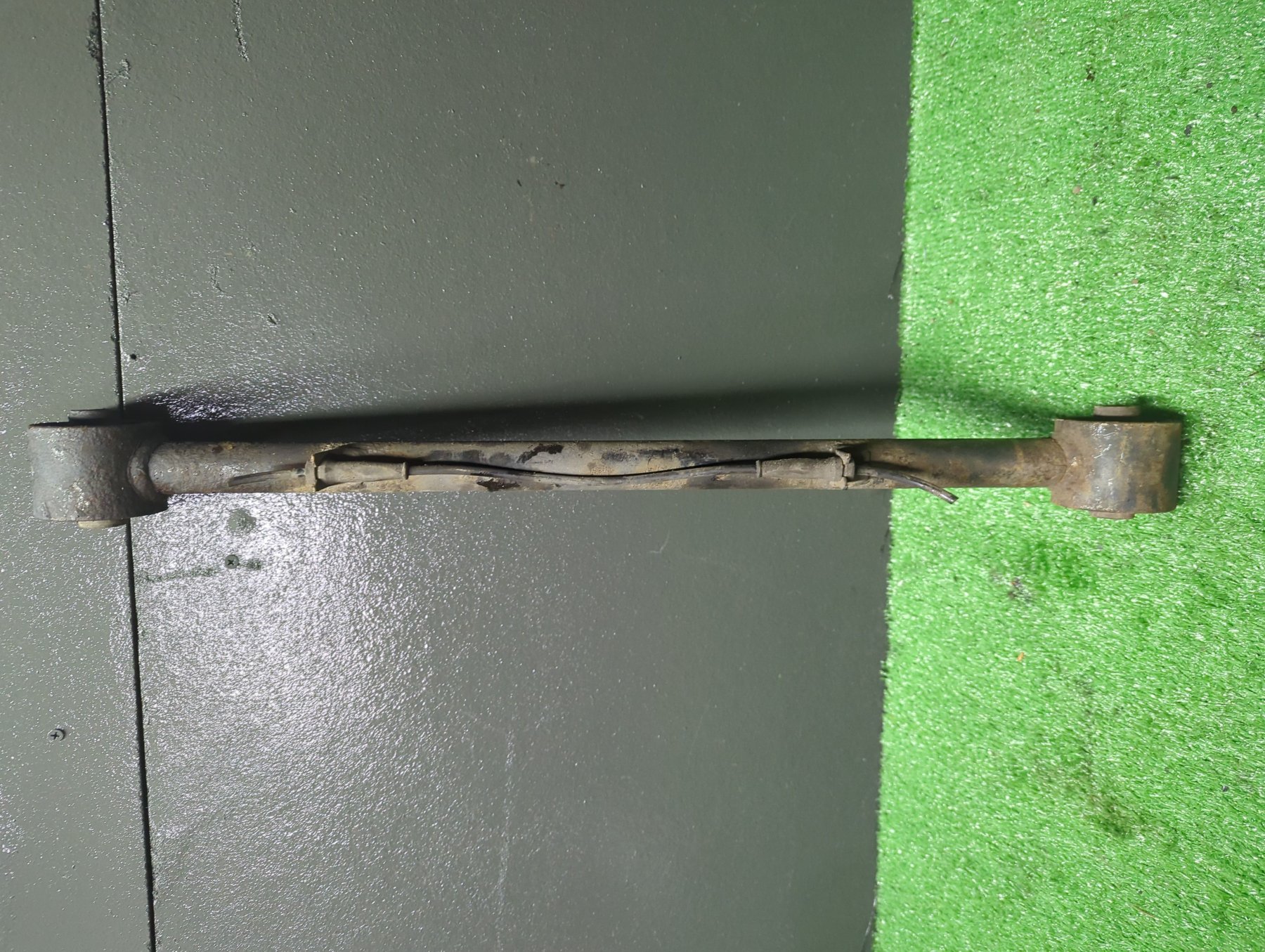 Важіль/тяга задньої підвіски подовжній нижній, лівий/правий KIA Sorento JC (2002-2009) 552303E101