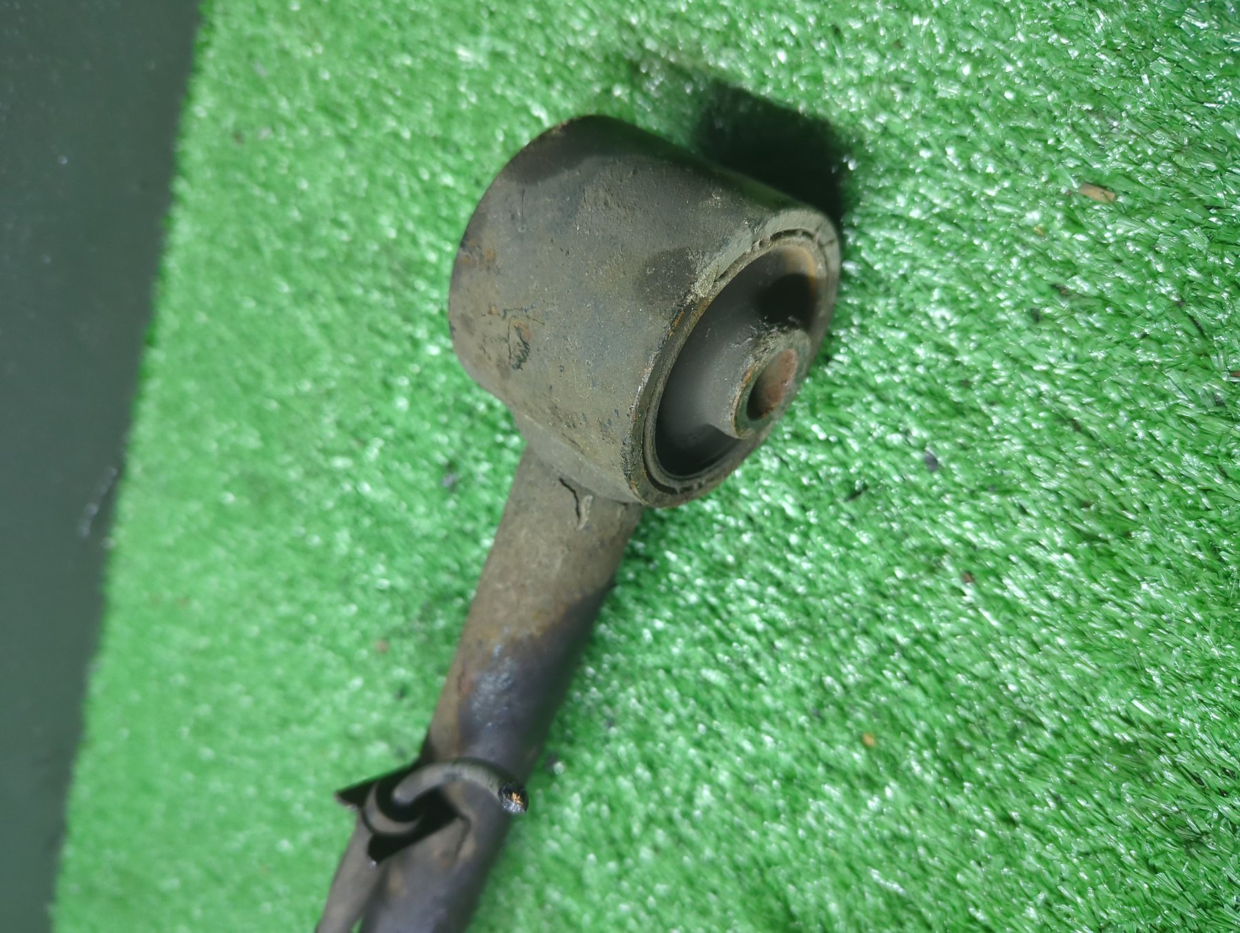 Важіль/тяга задньої підвіски подовжній нижній, лівий/правий KIA Sorento JC (2002-2009) 552303E101