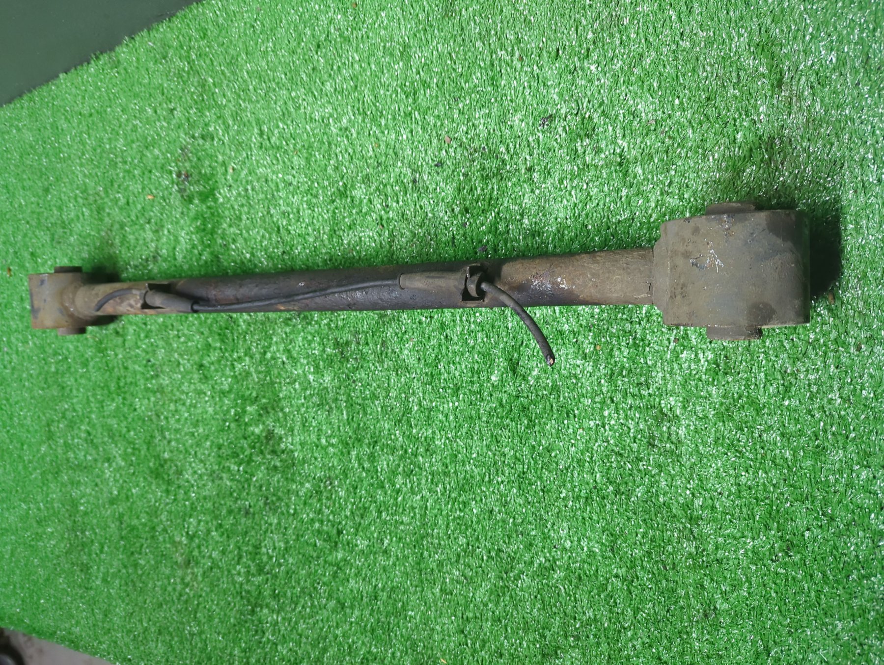 Важіль/тяга задньої підвіски подовжній нижній, лівий/правий KIA Sorento JC (2002-2009) 552303E101