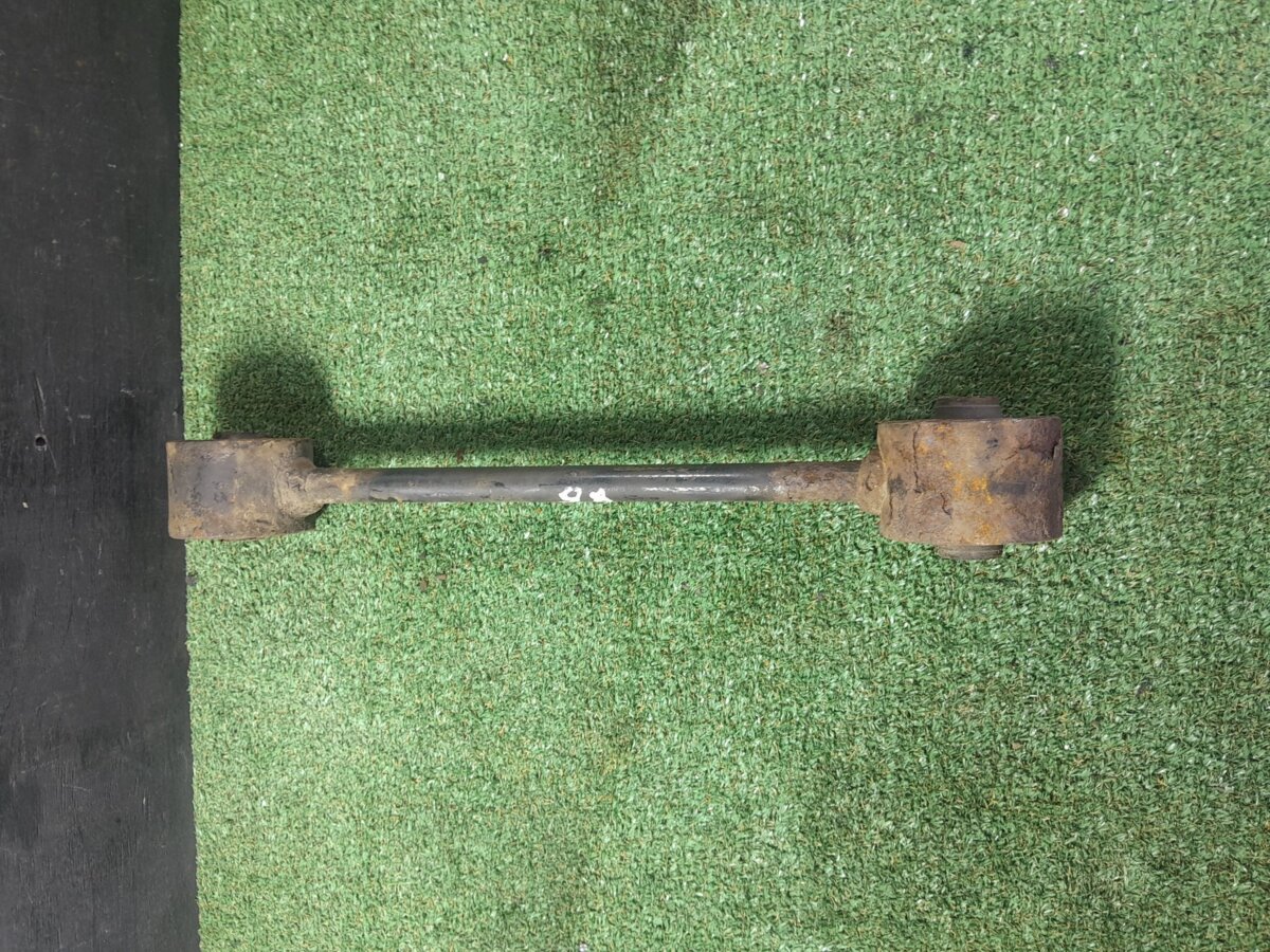 Важіль/тяга задньої підвіски подовжній верхній Kia Sorento JC (2002-2009) 552003E000