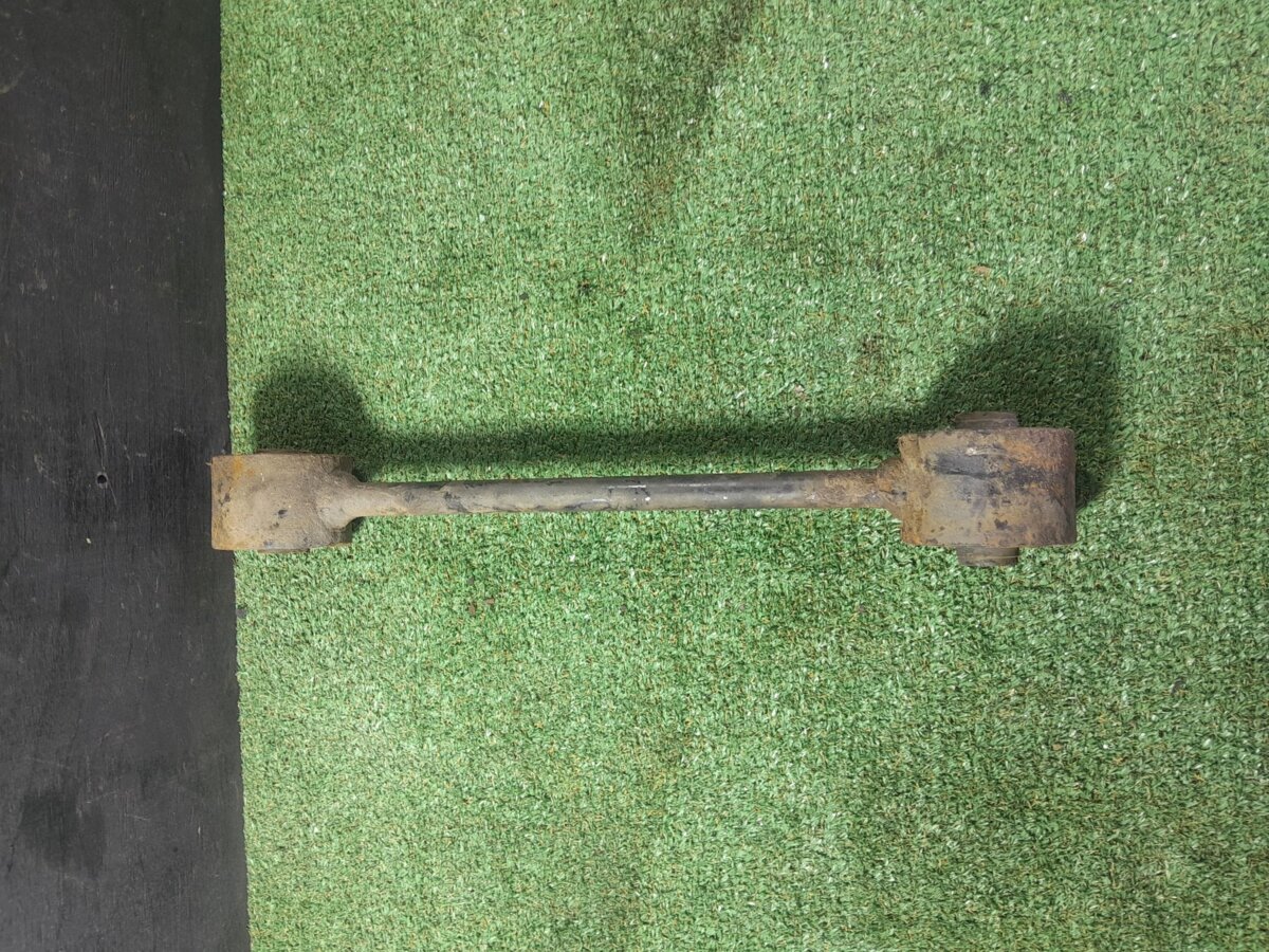 Важіль/тяга задньої підвіски подовжній верхній Kia Sorento JC (2002-2009) 552003E000