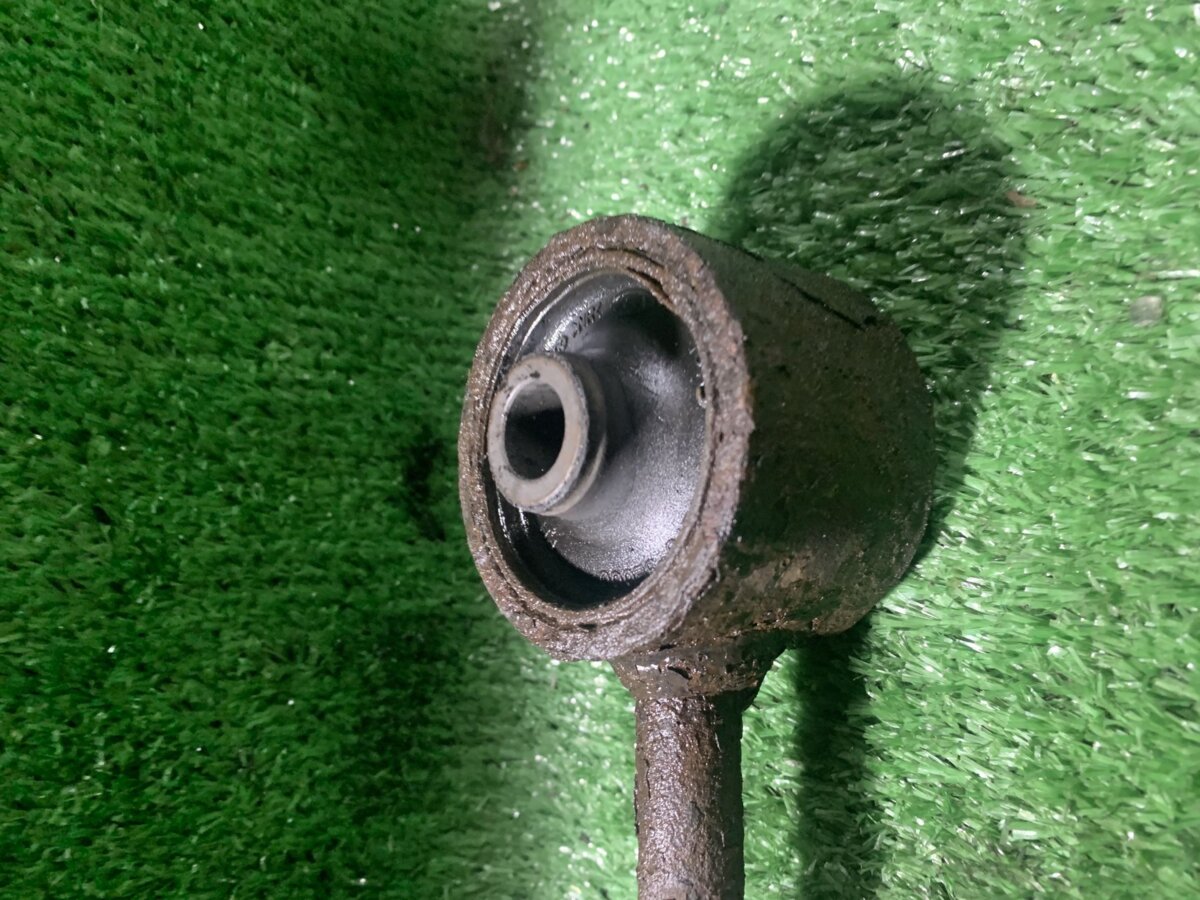 Важіль/тяга задньої підвіски подовжній верхній Kia Sorento JC (2002-2009) 552003E000