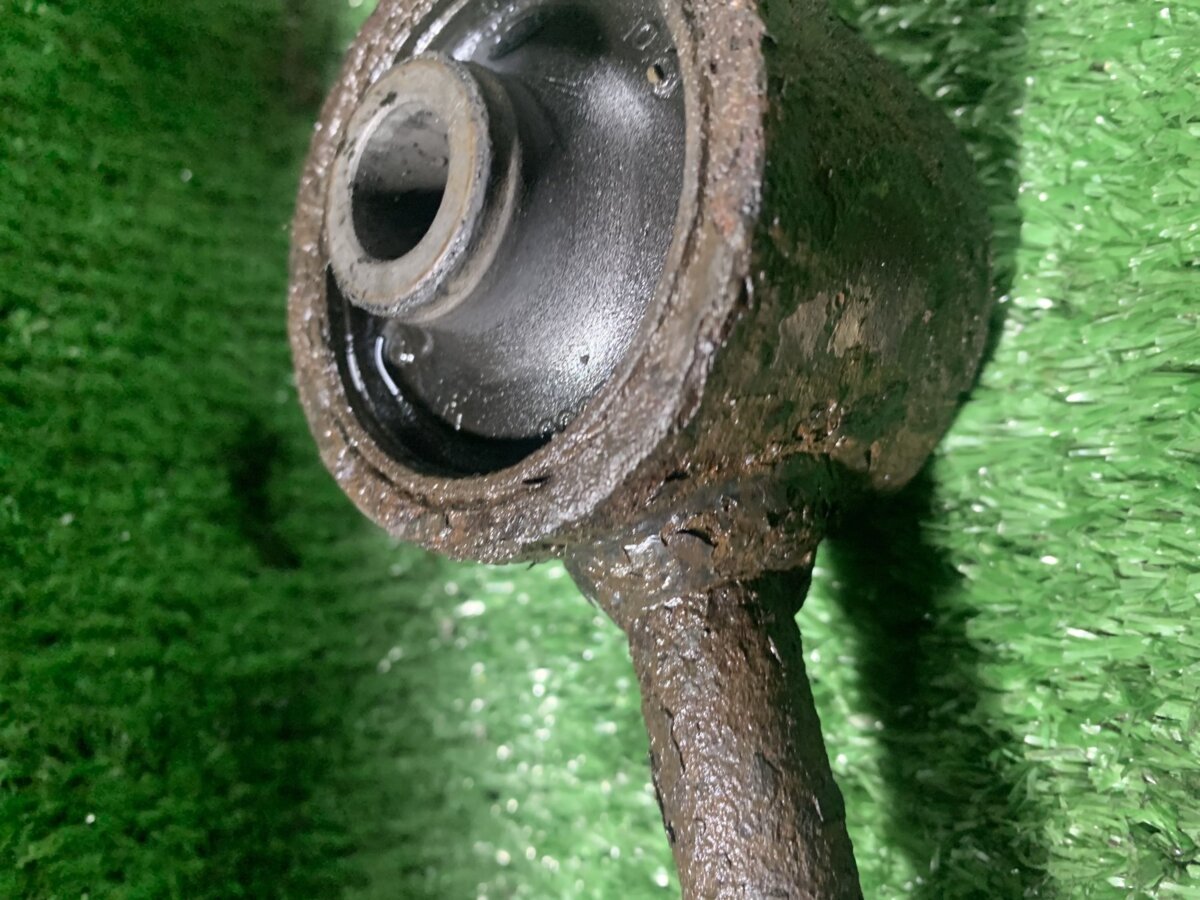 Важіль/тяга задньої підвіски подовжній верхній Kia Sorento JC (2002-2009) 552003E000