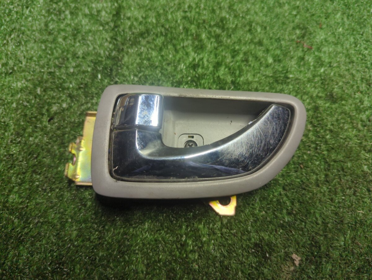 Внутрішня ручка задніх правих дверей (дефект пошкоджений хром) Kia Sorento JC (2002-2009) 836203E011