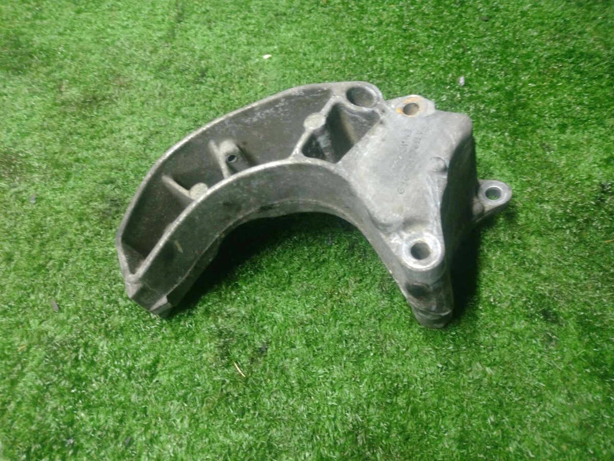 Кронштейн двигуна Mercedes-Benz B-Class W245 (2005-2011) A1692410601