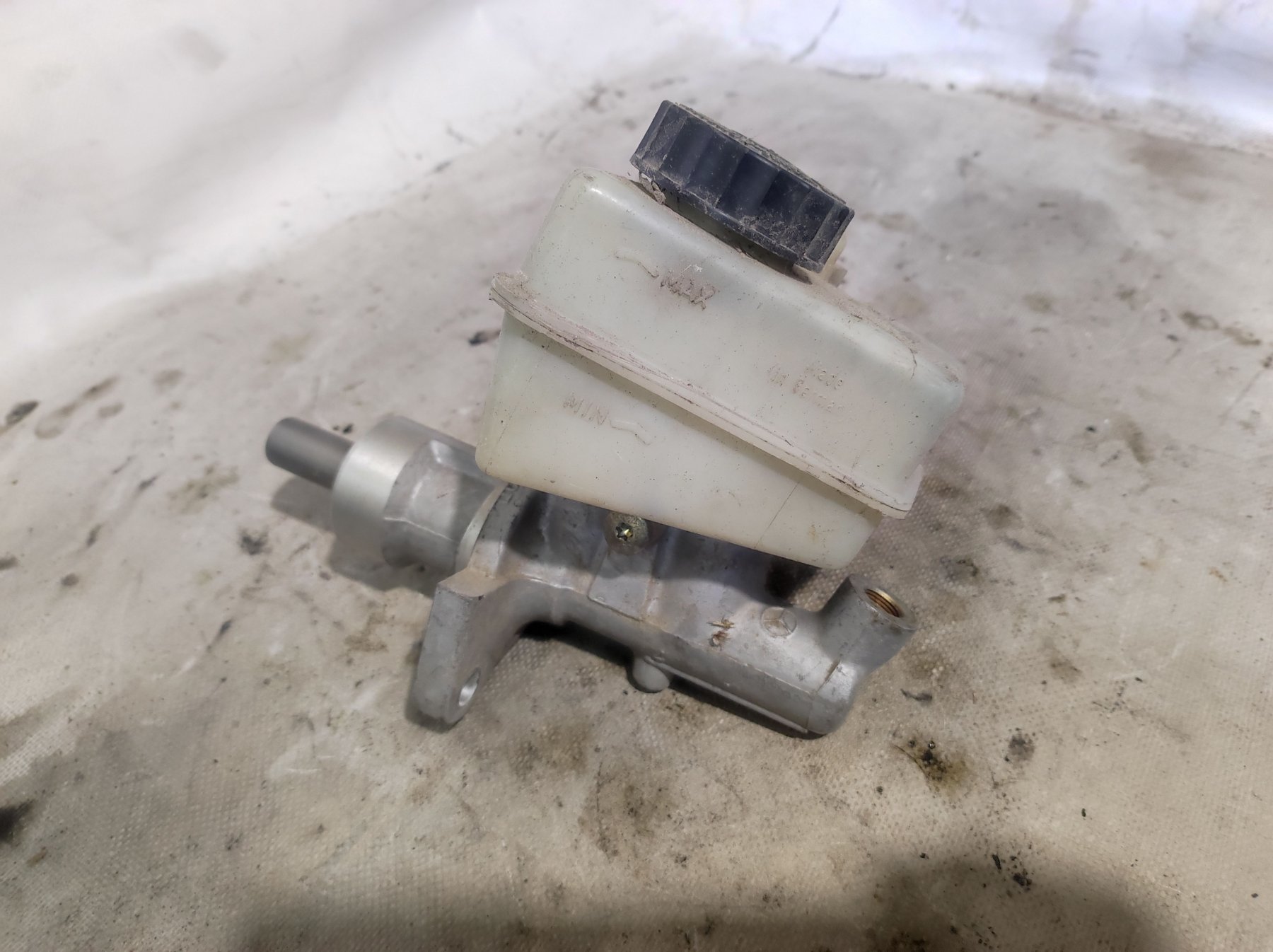 бачок гальмівної рідини; бачок ггц; бачок головного гальмівного циліндру (гальмівної рідини) Mercedes-Benz C-Class W202 (1993-2000) A2024300202