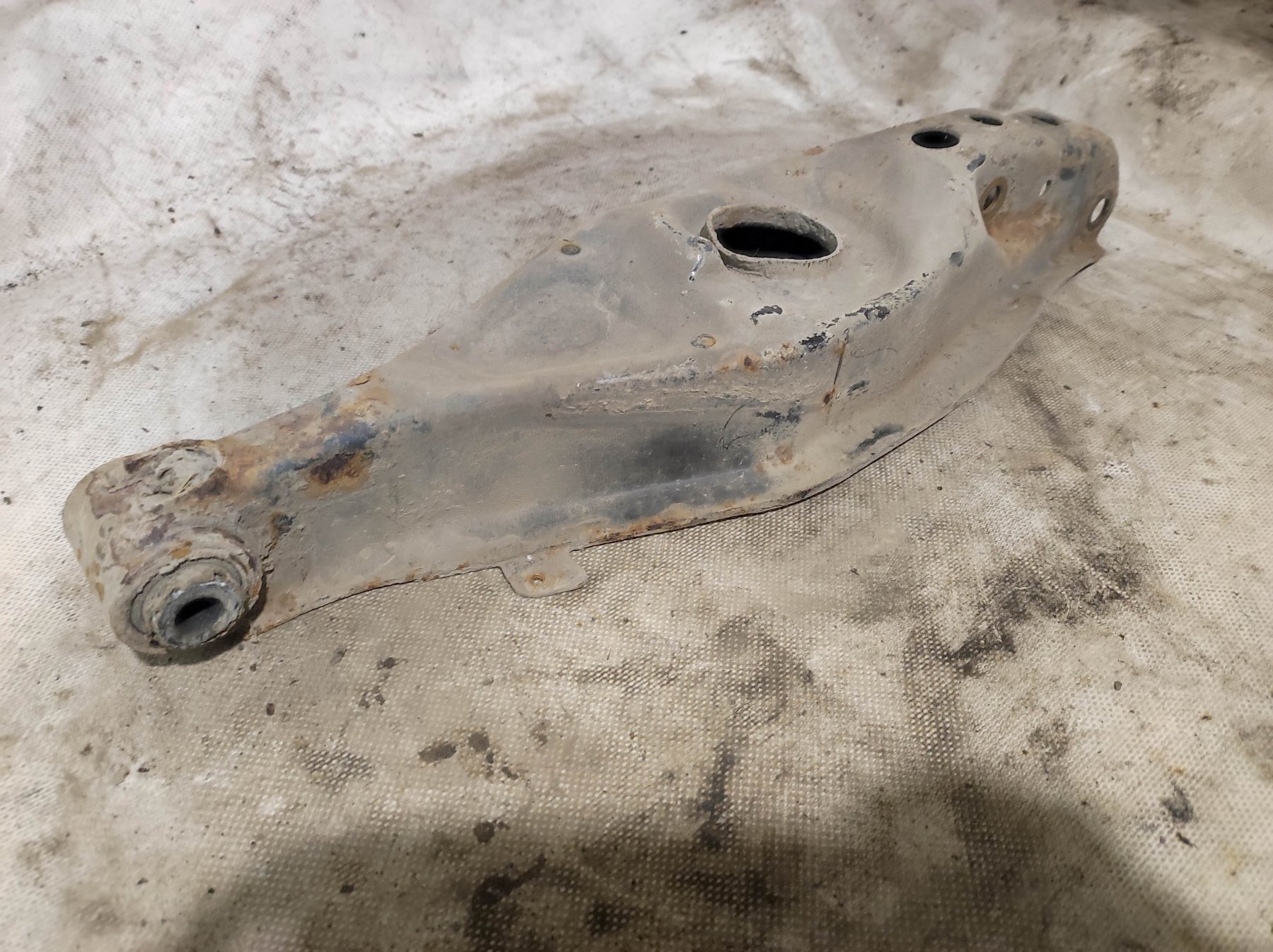 балансир задній нижній; важелі задньої підвіски; важіль задньої підвіски нижній, лівий/правий Mercedes-Benz C-Class W203 (2000-2007) A2023500206