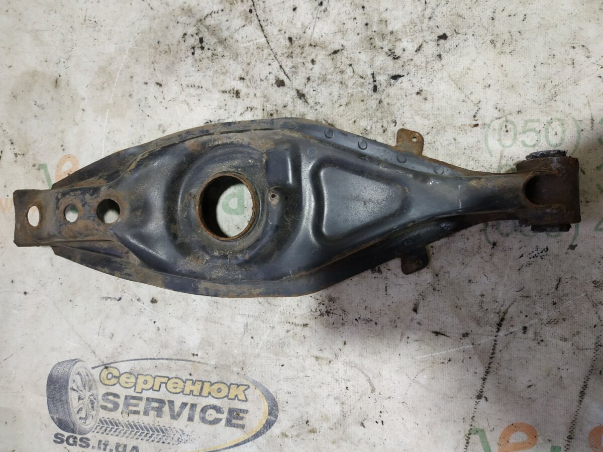 балансир задній нижній; важелі задньої підвіски; важіль задньої підвіски нижній, лівий/правий Mercedes-Benz C-Class W203 (2000-2007) A2023500206