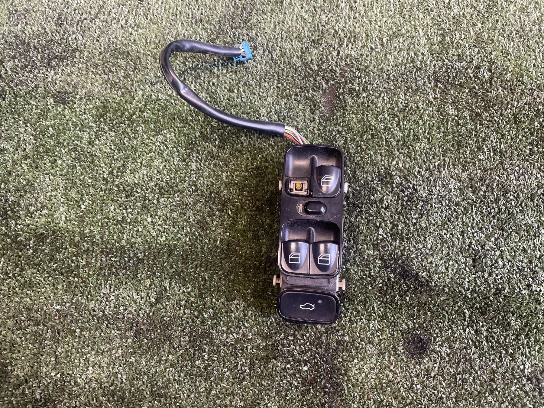 Блок керування склопідйомниками Mercedes-Benz C-Class W203 (2000-2007) A2038200110