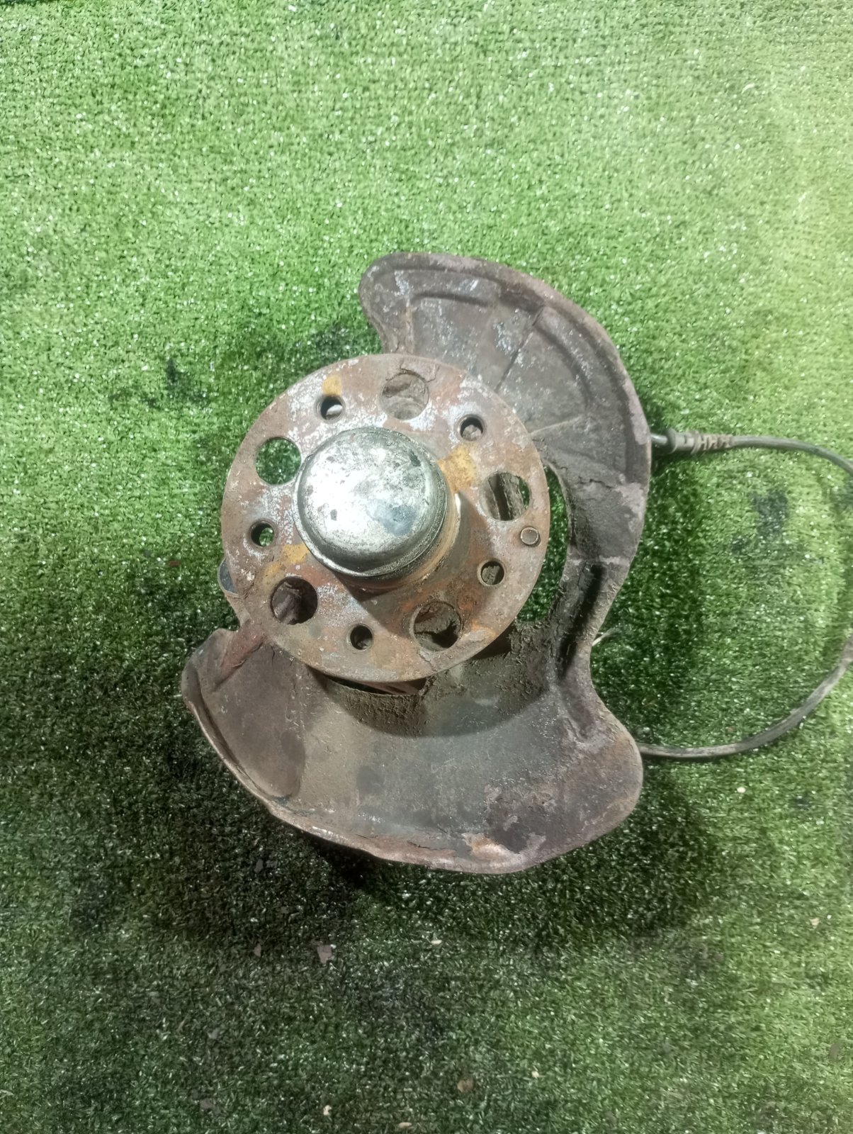 Цапфа поворотний кулак передній, лівий Mercedes-Benz C-Class W203 (2000-2007) A2093320001