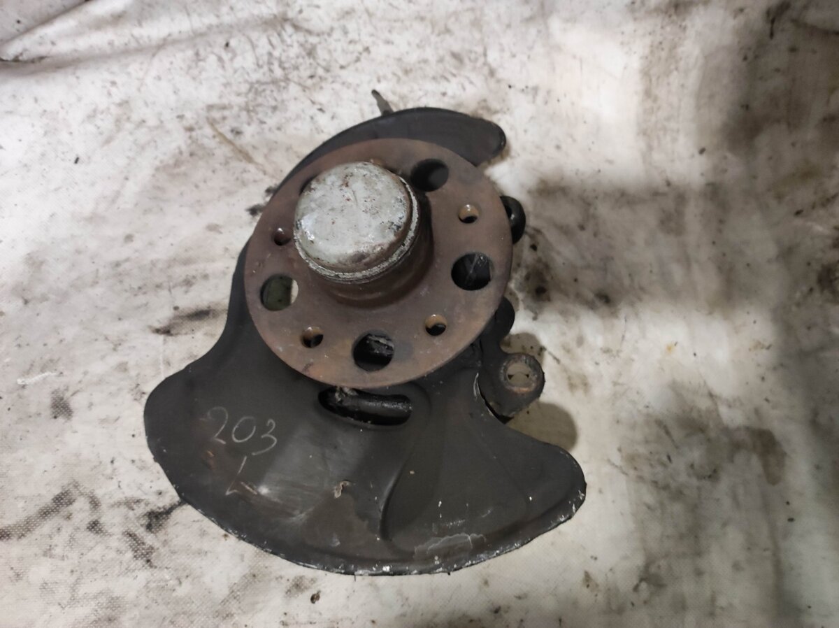 Цапфа (поворотный кулак) передний левый Mercedes-Benz C-Class W203 (2000-2007) A2093320001