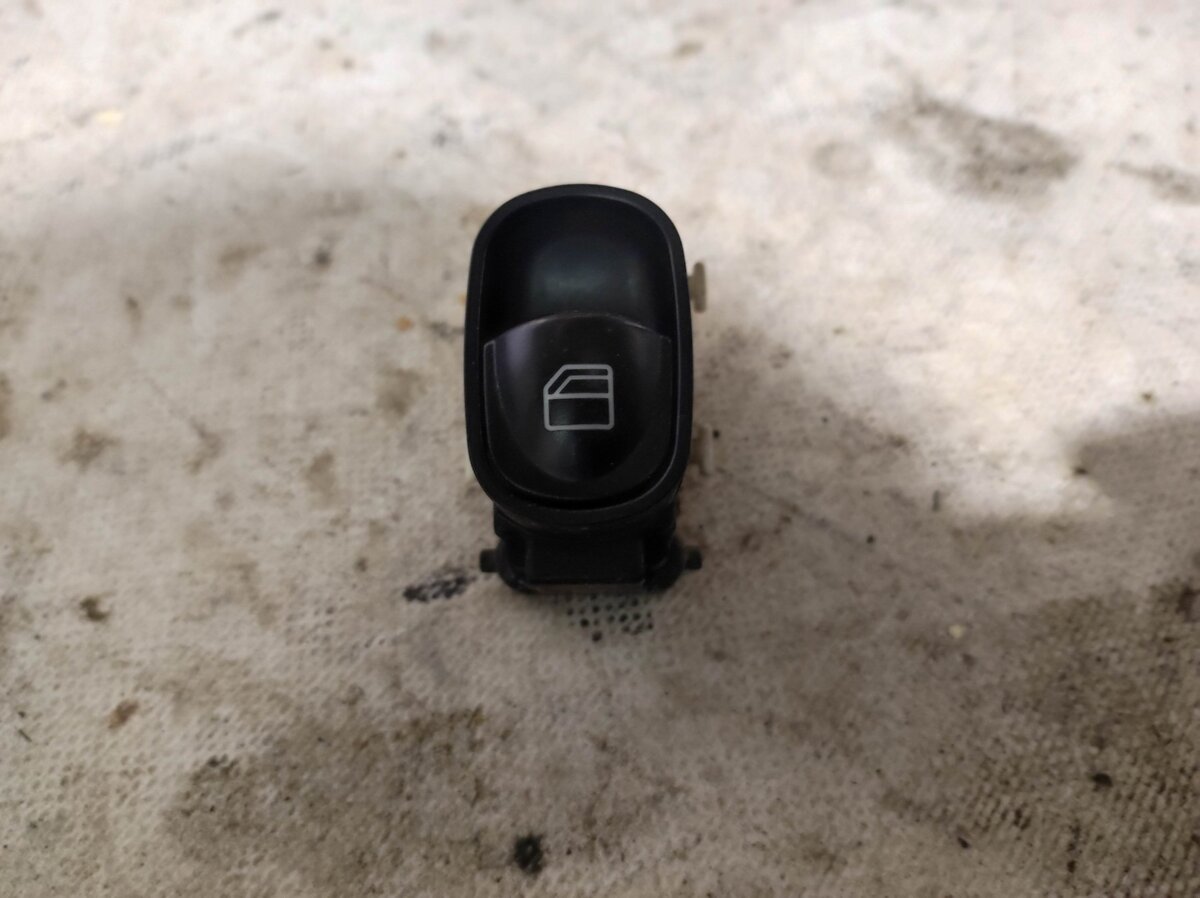 Кнопка скло підйомника Mercedes-Benz C-Class W203 (2000-2007) A2038200210